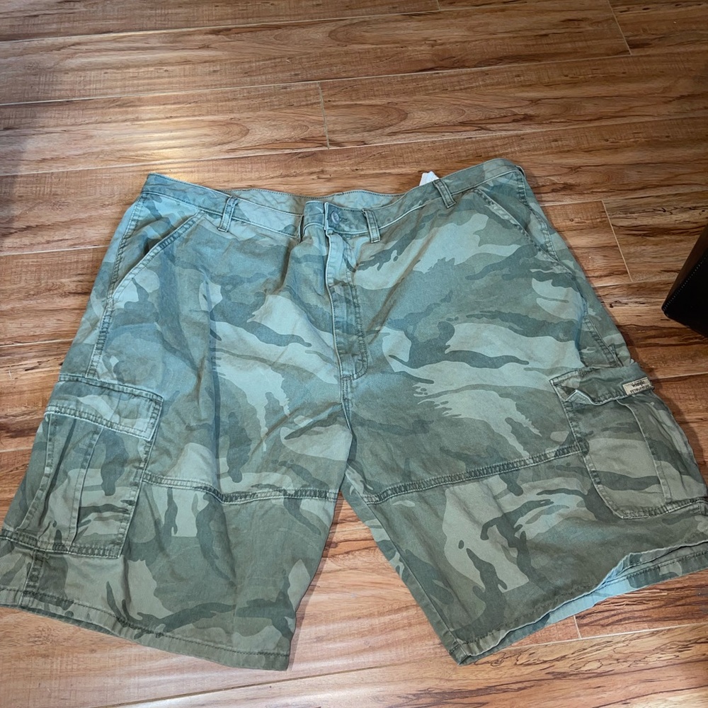 Men’s Wrangler Camo Cargo shorts 46 Reg‎